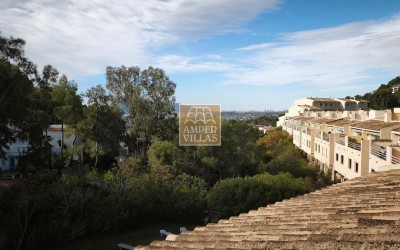 Amplio bungalow con piscina y pista de tenis comunitarios al lado del club de Golf.